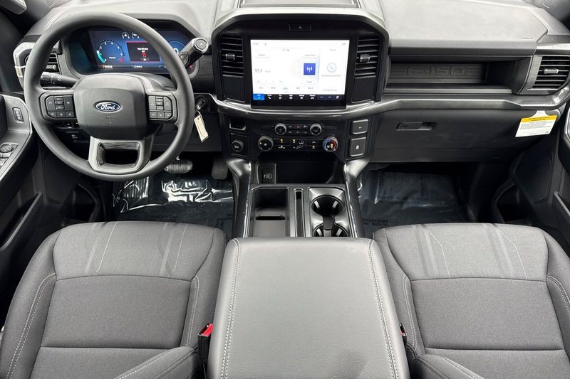 Ford F-150 Vehicle Full-screen Gallery Image 14