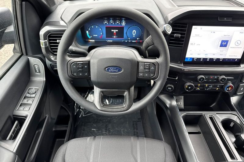 Ford F-150 Vehicle Full-screen Gallery Image 15