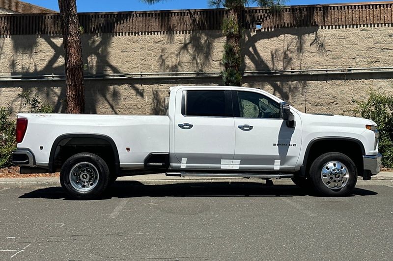 Chevrolet Silverado 3500HD Vehicle Full-screen Gallery Image 02