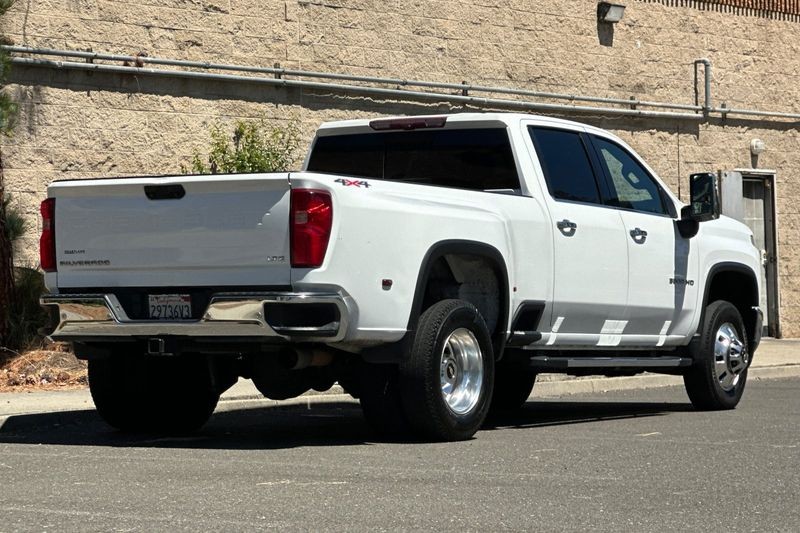 Chevrolet Silverado 3500HD Vehicle Full-screen Gallery Image 03