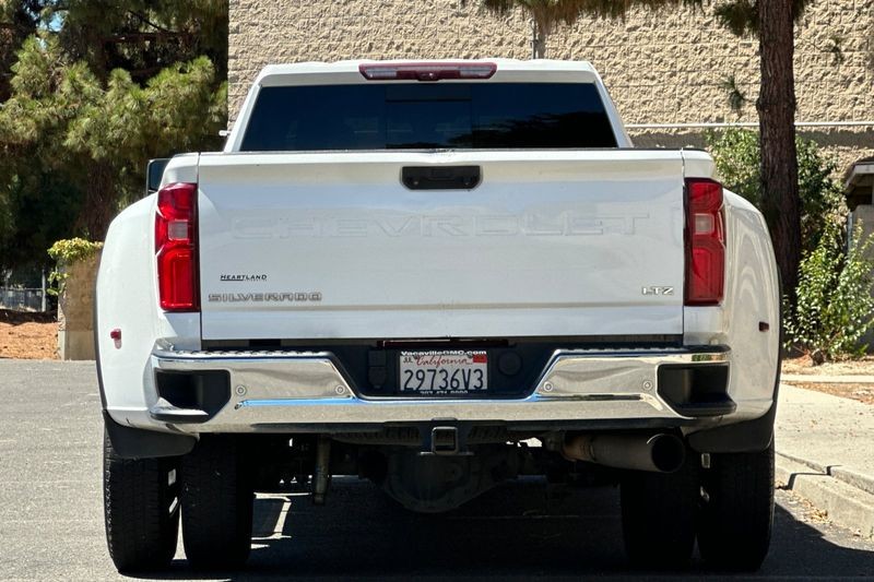 Chevrolet Silverado 3500HD Vehicle Full-screen Gallery Image 04