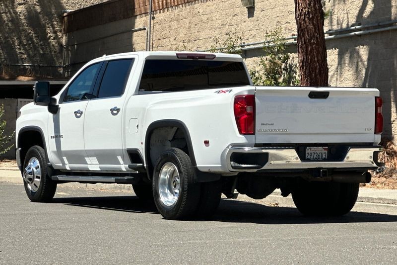Chevrolet Silverado 3500HD Vehicle Full-screen Gallery Image 05