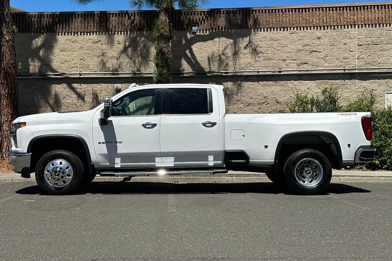 Chevrolet Silverado 3500HD Vehicle Full-screen Gallery Image 07