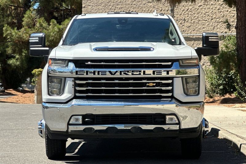 Chevrolet Silverado 3500HD Vehicle Full-screen Gallery Image 09