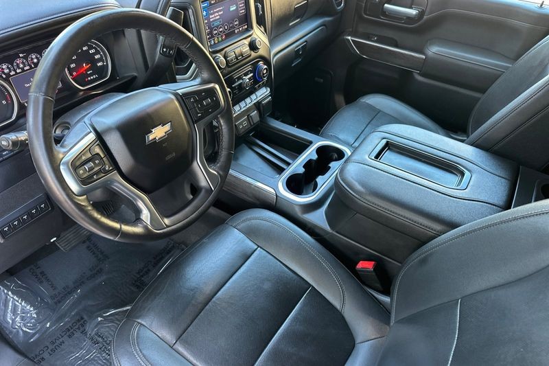 Chevrolet Silverado 3500HD Vehicle Full-screen Gallery Image 10
