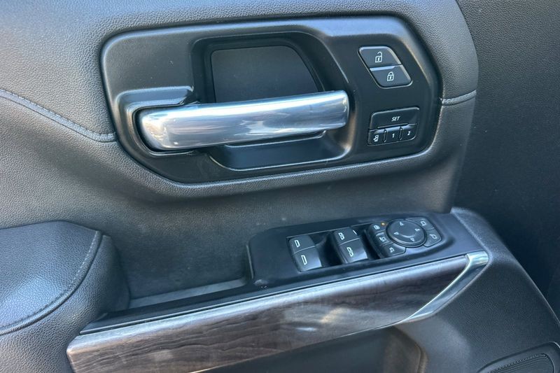 Chevrolet Silverado 3500HD Vehicle Full-screen Gallery Image 11
