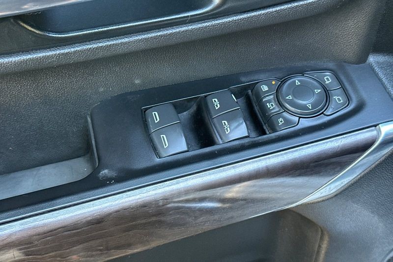 Chevrolet Silverado 3500HD Vehicle Full-screen Gallery Image 12