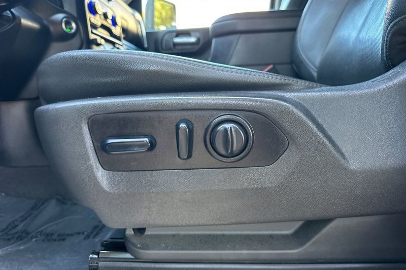 Chevrolet Silverado 3500HD Vehicle Full-screen Gallery Image 13