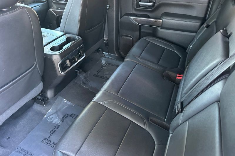 Chevrolet Silverado 3500HD Vehicle Full-screen Gallery Image 14