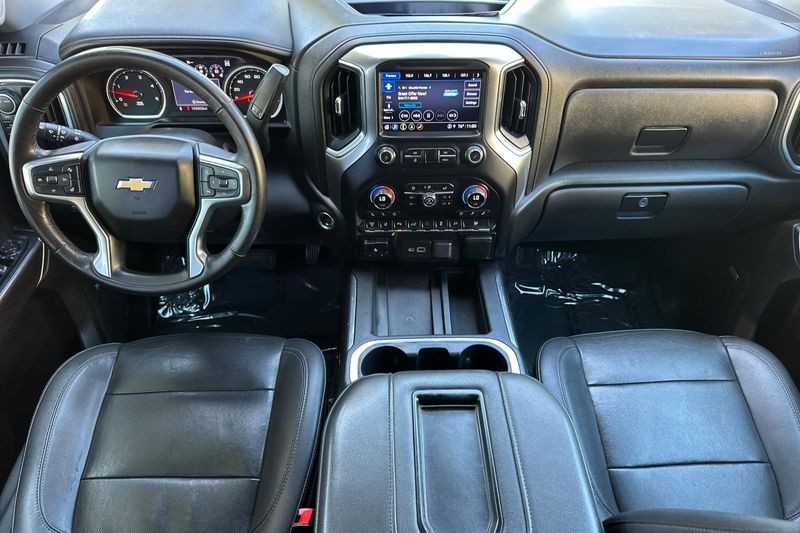 Chevrolet Silverado 3500HD Vehicle Full-screen Gallery Image 15