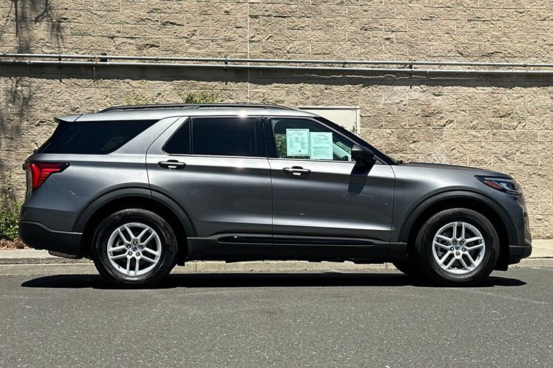 Ford Explorer Vehicle Full-screen Gallery Image 02