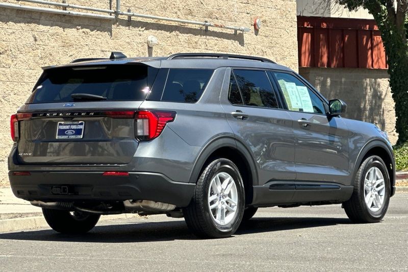 Ford Explorer Vehicle Full-screen Gallery Image 03