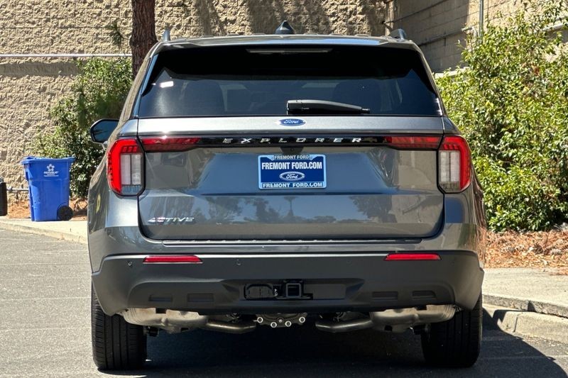 Ford Explorer Vehicle Full-screen Gallery Image 04