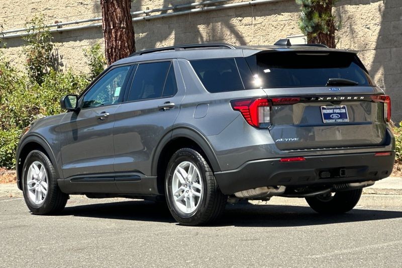 Ford Explorer Vehicle Full-screen Gallery Image 05