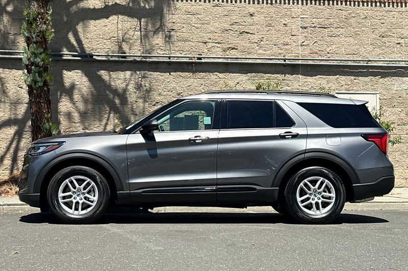 Ford Explorer Vehicle Full-screen Gallery Image 06