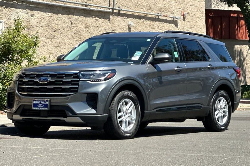 Ford Explorer Vehicle Full-screen Gallery Image 07