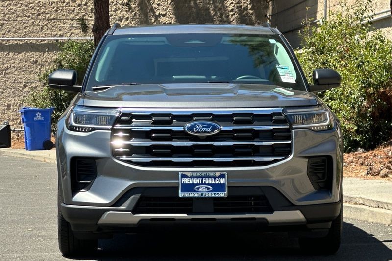 Ford Explorer Vehicle Full-screen Gallery Image 08