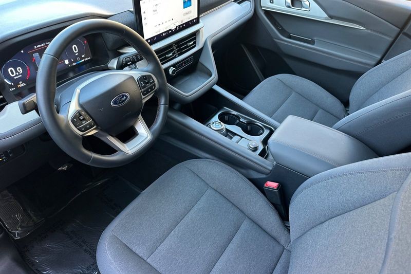Ford Explorer Vehicle Full-screen Gallery Image 09