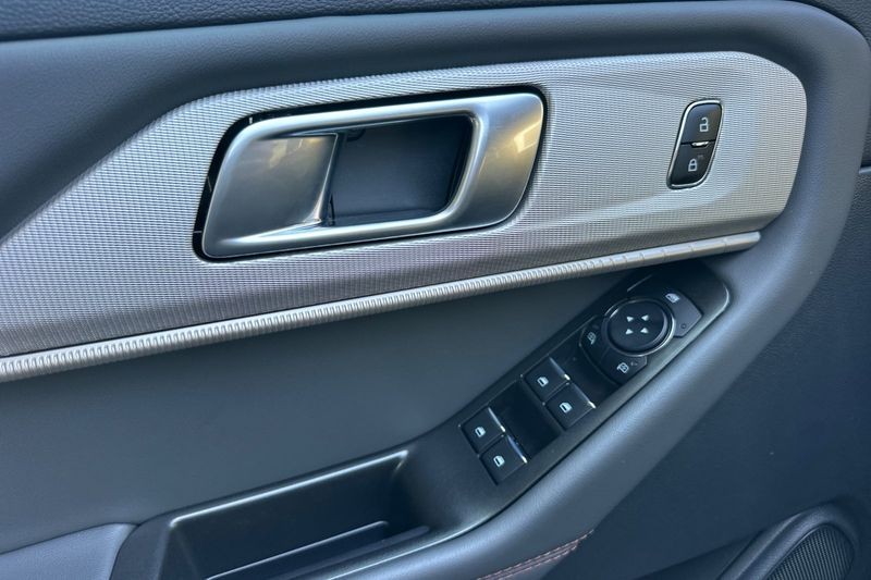 Ford Explorer Vehicle Full-screen Gallery Image 10