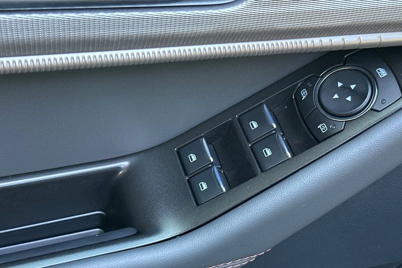Ford Explorer Vehicle Full-screen Gallery Image 11