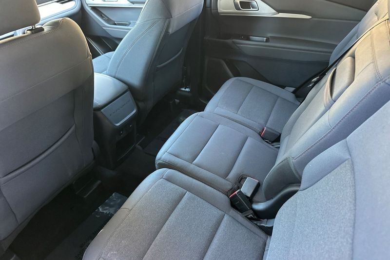 Ford Explorer Vehicle Full-screen Gallery Image 13