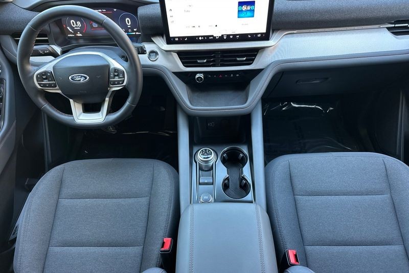 Ford Explorer Vehicle Full-screen Gallery Image 14