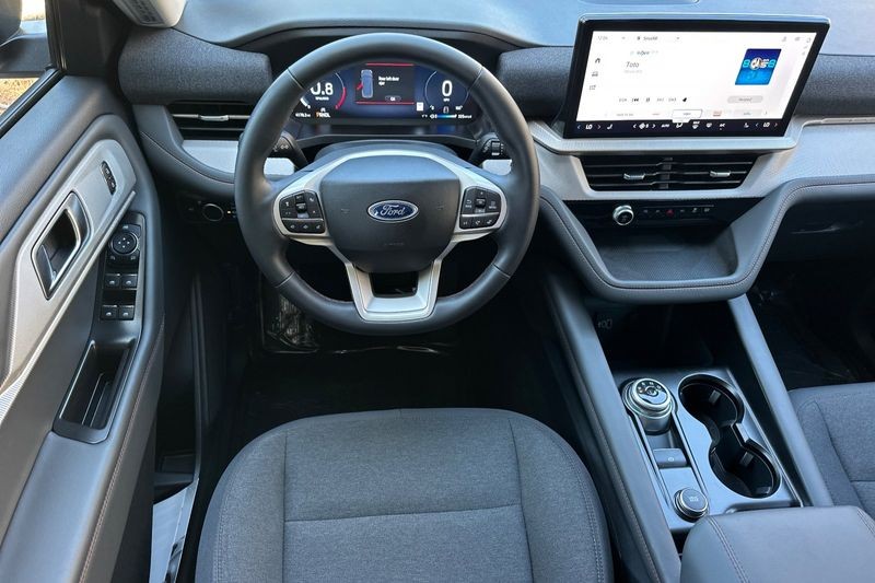 Ford Explorer Vehicle Full-screen Gallery Image 15