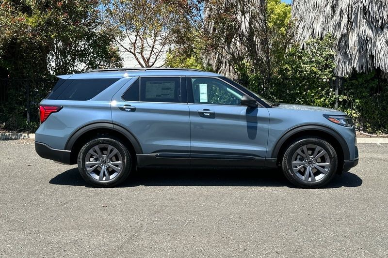 Ford Explorer Vehicle Full-screen Gallery Image 02