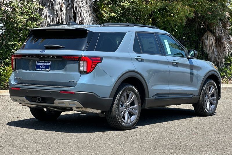 Ford Explorer Vehicle Full-screen Gallery Image 03