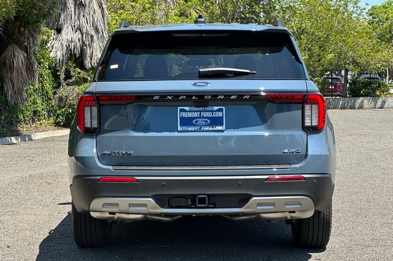Ford Explorer Vehicle Full-screen Gallery Image 04