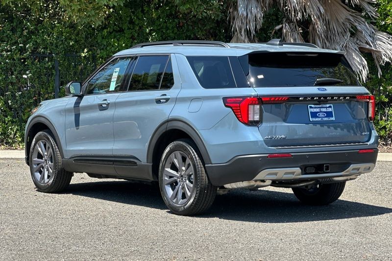 Ford Explorer Vehicle Full-screen Gallery Image 05