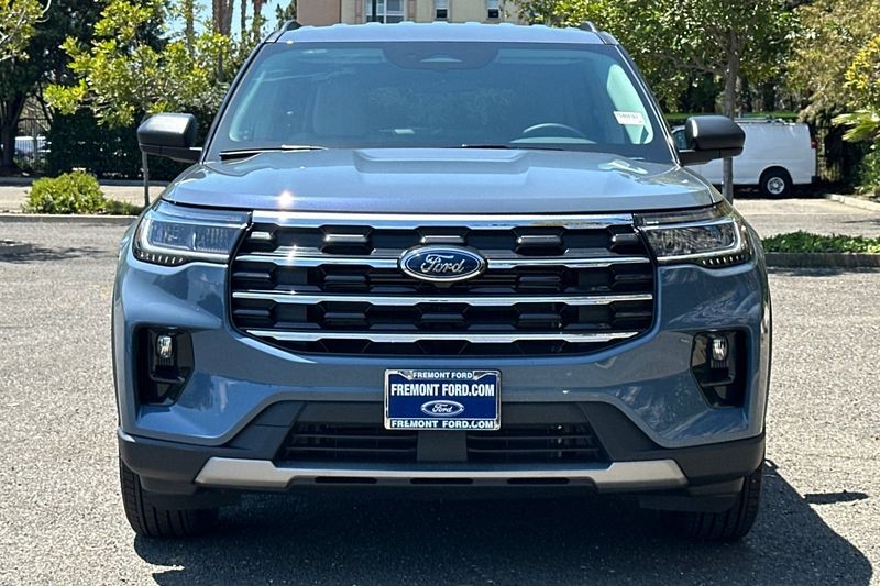 Ford Explorer Vehicle Full-screen Gallery Image 08