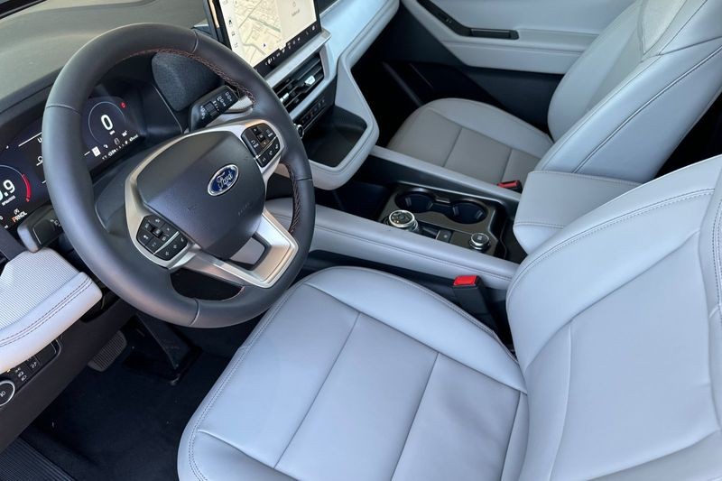 Ford Explorer Vehicle Full-screen Gallery Image 09
