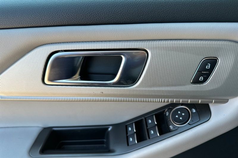 Ford Explorer Vehicle Full-screen Gallery Image 10