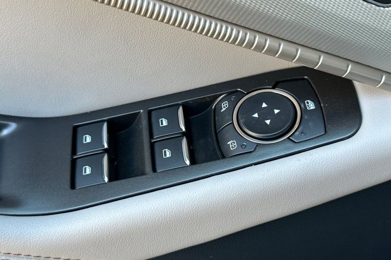 Ford Explorer Vehicle Full-screen Gallery Image 11