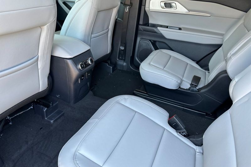 Ford Explorer Vehicle Full-screen Gallery Image 12