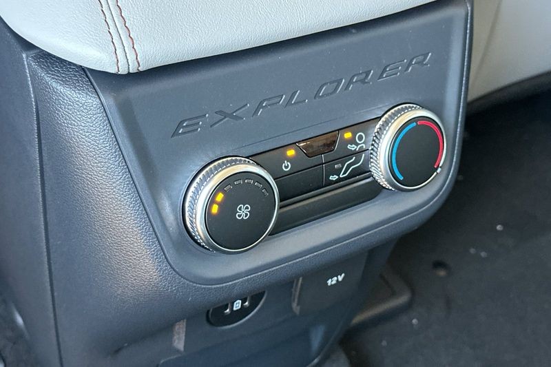 Ford Explorer Vehicle Full-screen Gallery Image 13