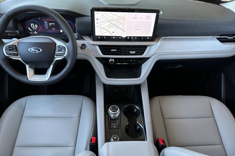 Ford Explorer Vehicle Full-screen Gallery Image 14