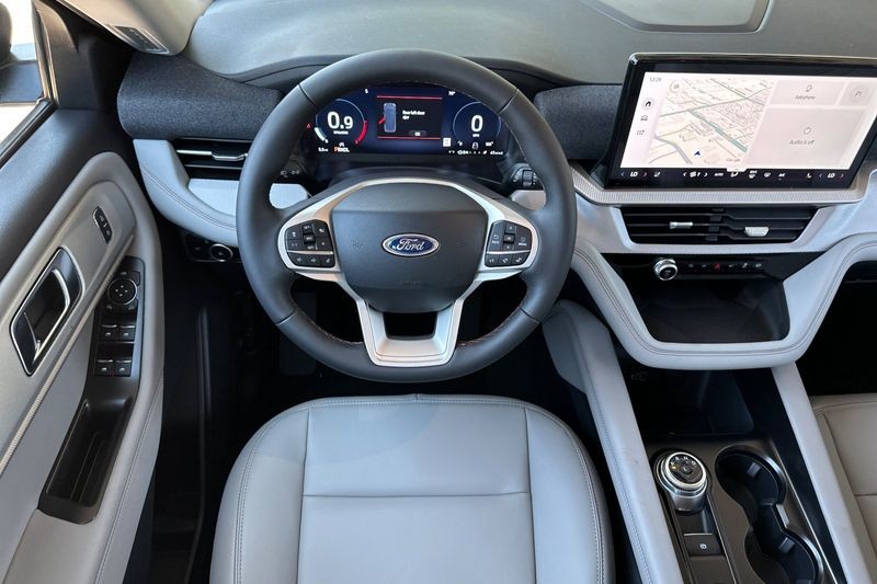 Ford Explorer Vehicle Full-screen Gallery Image 15