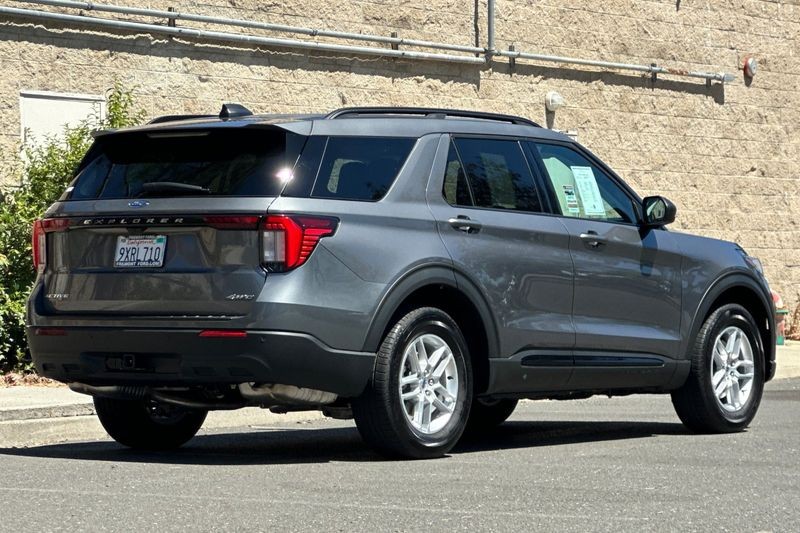 Ford Explorer Vehicle Full-screen Gallery Image 03