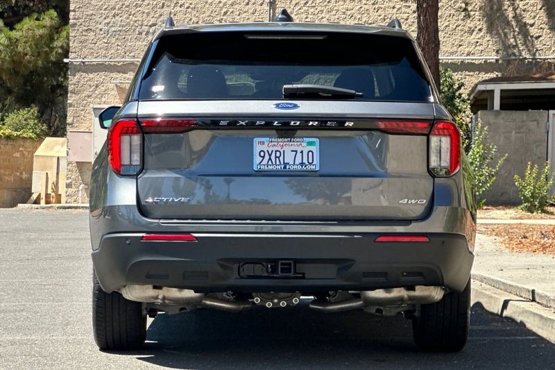 Ford Explorer Vehicle Full-screen Gallery Image 04