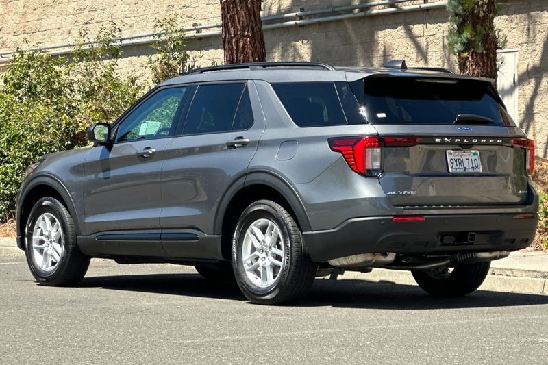 Ford Explorer Vehicle Full-screen Gallery Image 05