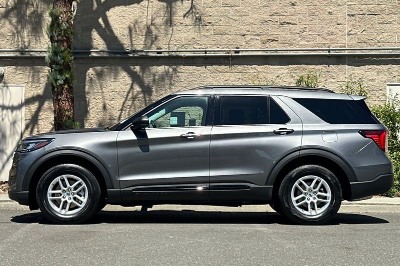 Ford Explorer Vehicle Full-screen Gallery Image 06