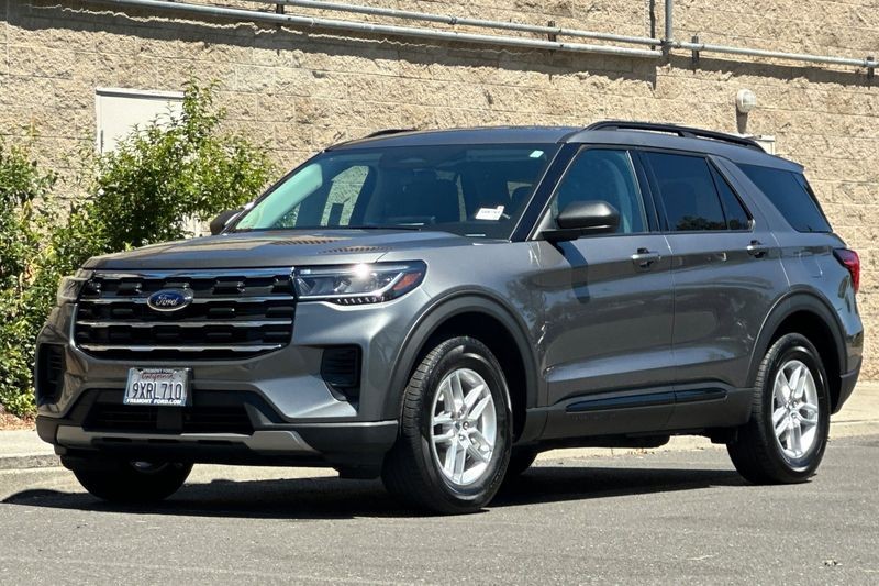 Ford Explorer Vehicle Full-screen Gallery Image 07
