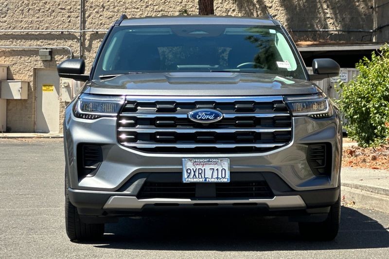 Ford Explorer Vehicle Full-screen Gallery Image 08