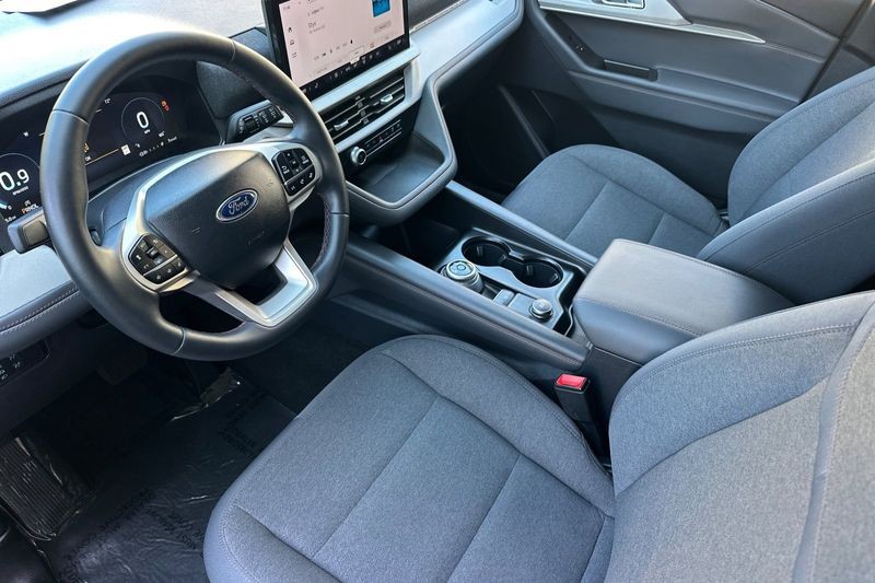 Ford Explorer Vehicle Full-screen Gallery Image 09