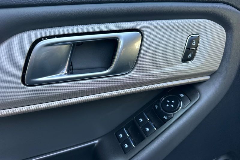 Ford Explorer Vehicle Full-screen Gallery Image 10