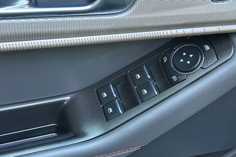 Ford Explorer Vehicle Full-screen Gallery Image 11