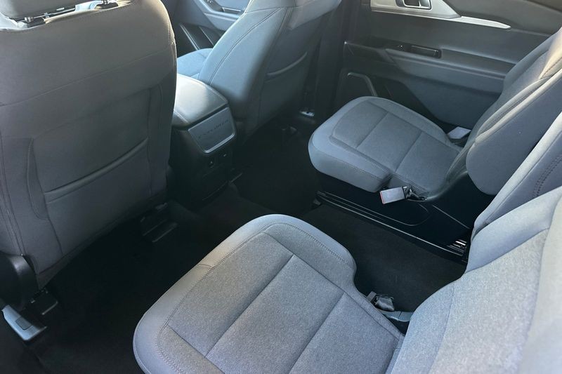 Ford Explorer Vehicle Full-screen Gallery Image 13