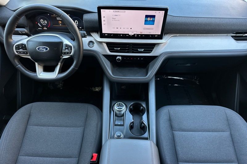 Ford Explorer Vehicle Full-screen Gallery Image 14